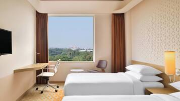 Kamar Superior, 2 Tempat Tidur Twin, Bebas Asap Rokok, pemandangan kota | Brankas, meja kerja, ruang kerja ramah laptop, dan tirai kedap cahaya