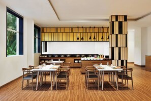 Réfrigérateur, cafetière/bouilloire, bouilloire électrique