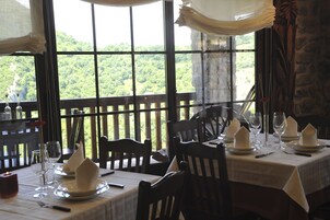 供应早餐、午餐和晚餐