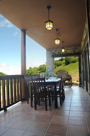 Breakfast, lunch and dinner served