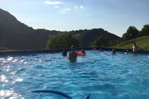 Alberca al aire libre y camastros