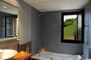 Quarto casal superior (Castaño) | Banheira de hidromassagem