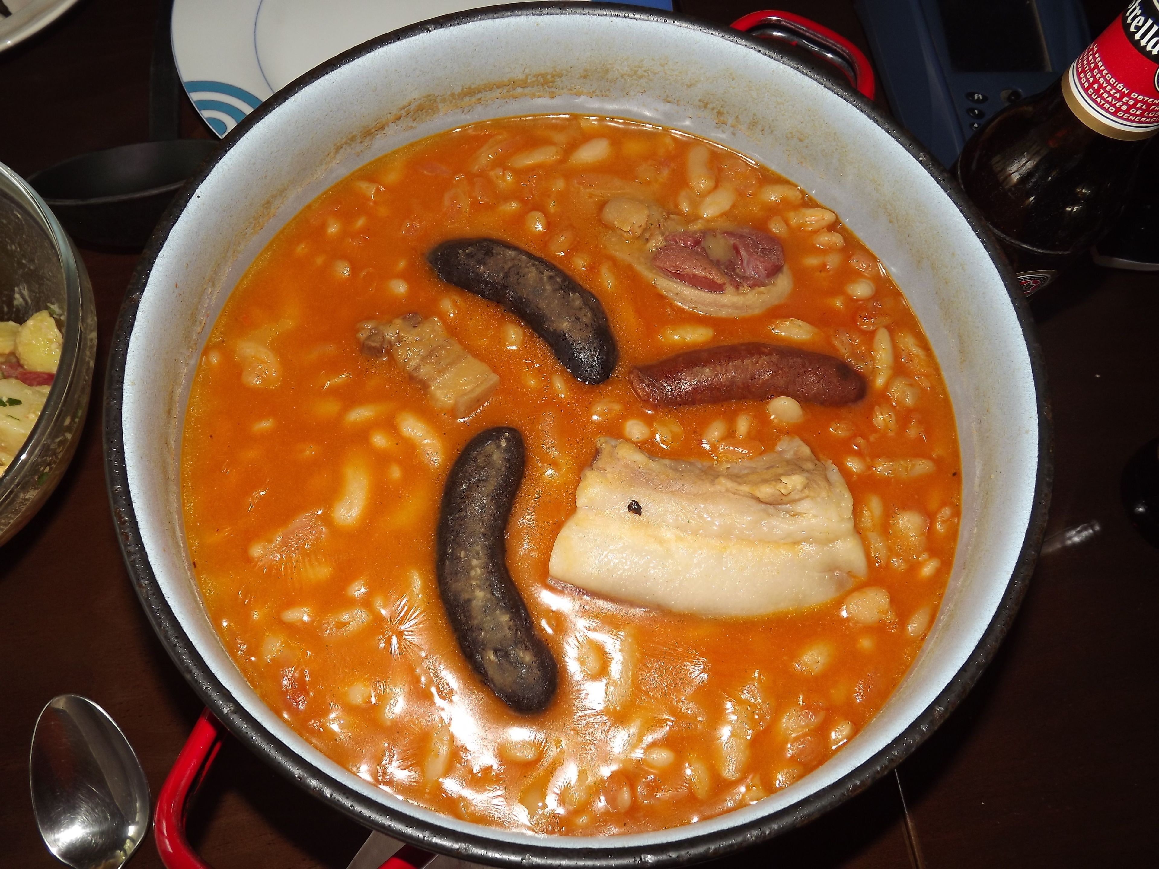 Een stoofpot met worst en vlees.