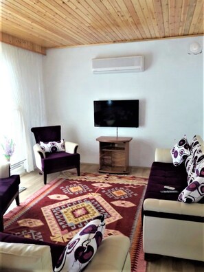 Villa, 2 Schlafzimmer, Nichtraucher | Wohnbereich | LCD-Fernseher, Pay-TV