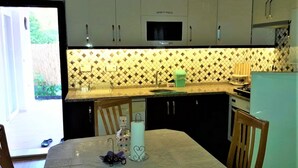 Vila, 2 quartos, para não fumantes | Cozinha privada | Geladeira grande, micro-ondas, fogão, cooktop