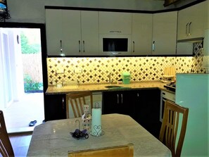 Villa, 2 Schlafzimmer, Nichtraucher | Eigene Küche | Großer Kühlschrank, Mikrowelle, Ofen, Herdplatte