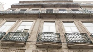 Un edifici amb nombroses finestres i balcons ornamentals.