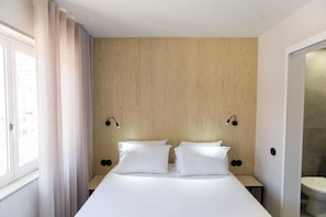Zimmersafe, Schreibtisch, Verdunkelungsvorhänge, schallisolierte Zimmer