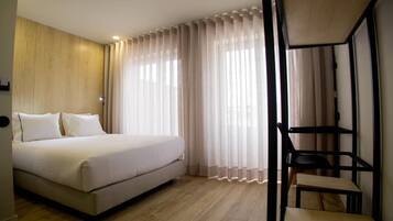 Habitación doble | Caja de seguridad en la habitación, escritorio y cortinas blackout