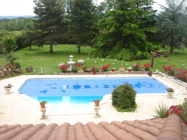 Una piscina al aire libre de temporada