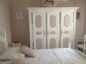 Double Room (Taupe) | Individually decorated, individually furnished, blackout drapes