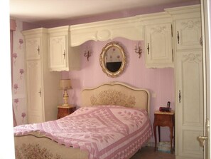 Double Room (Rose) | Individually decorated, individually furnished, blackout drapes