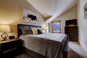 5 bedrooms, in-room safe, desk, iron/ironing board - Walk to Slopes Penthouse - Red Hawk 4 Bed / 4 Bath  PENTHOUSE CONDO   (Keystone)
