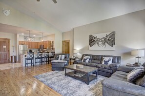 Smart TV, fireplace, video games, foosball - Walk to Slopes Penthouse - Red Hawk 4 Bed / 4 Bath  PENTHOUSE CONDO   (Keystone)