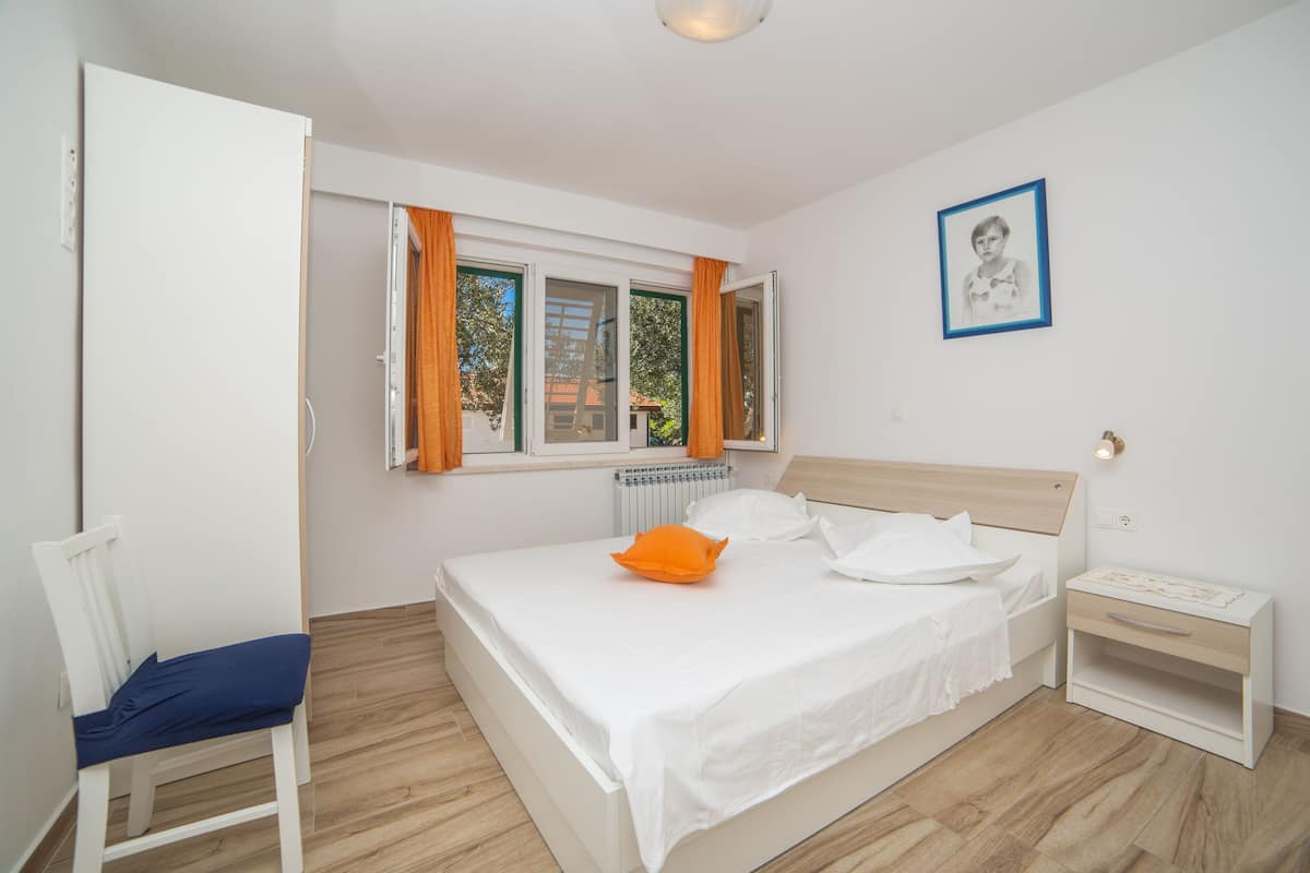 Appartement, 2 chambres, terrasse, vue sur le jardin | Bureau, fer et planche à repasser, accès au Wi-Fi (inclus)