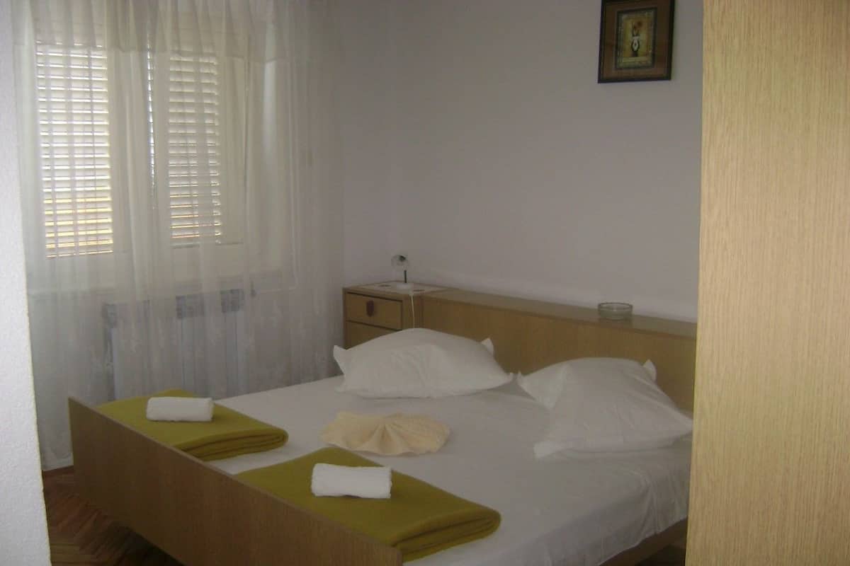 Appartement Confort, 2 chambres, balcon, vue sur la mer | Bureau, fer et planche à repasser, accès au Wi-Fi (inclus)