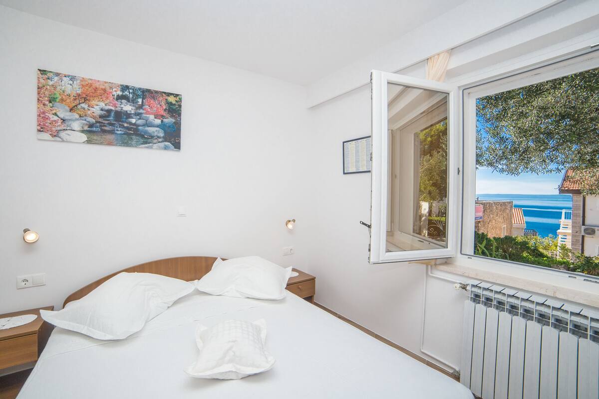 Appartement, 1 chambre, balcon, vue sur la mer | Bureau, fer et planche à repasser, accès au Wi-Fi (inclus)