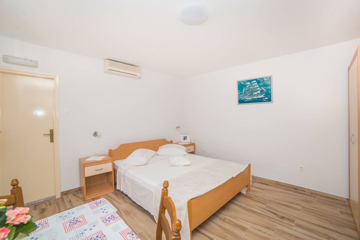 Studio Apartment with Balcony and Sea View | Schreibtisch, Bügeleisen/Bügelbrett, kostenloses WLAN