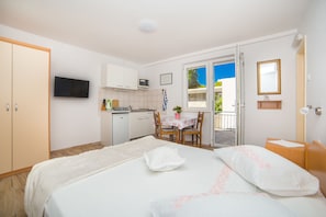Studio Apartment with Balcony and Sea View | Living area | TV - Apartment Stipan (Brela)