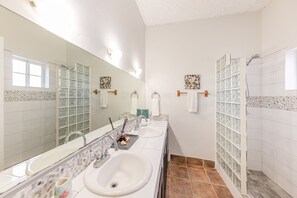Ducha y bañera combinadas, secador de pelo y toallas