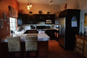 ميكروويف، ماكينة لصنع القهوة/الشاي، مستلزمات طهي/أطباق/أوعية