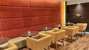 Desayuno buffet diario (INR 1060 por persona)