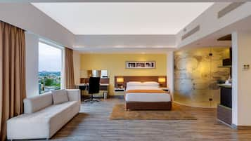 Executive Suite, 1 Katil Ratu (Queen), City View | Peralatan tempat tidur premium, peti besi dalam bilik 