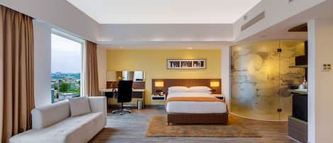 Executive Suite, 1 Queen Bed, City View