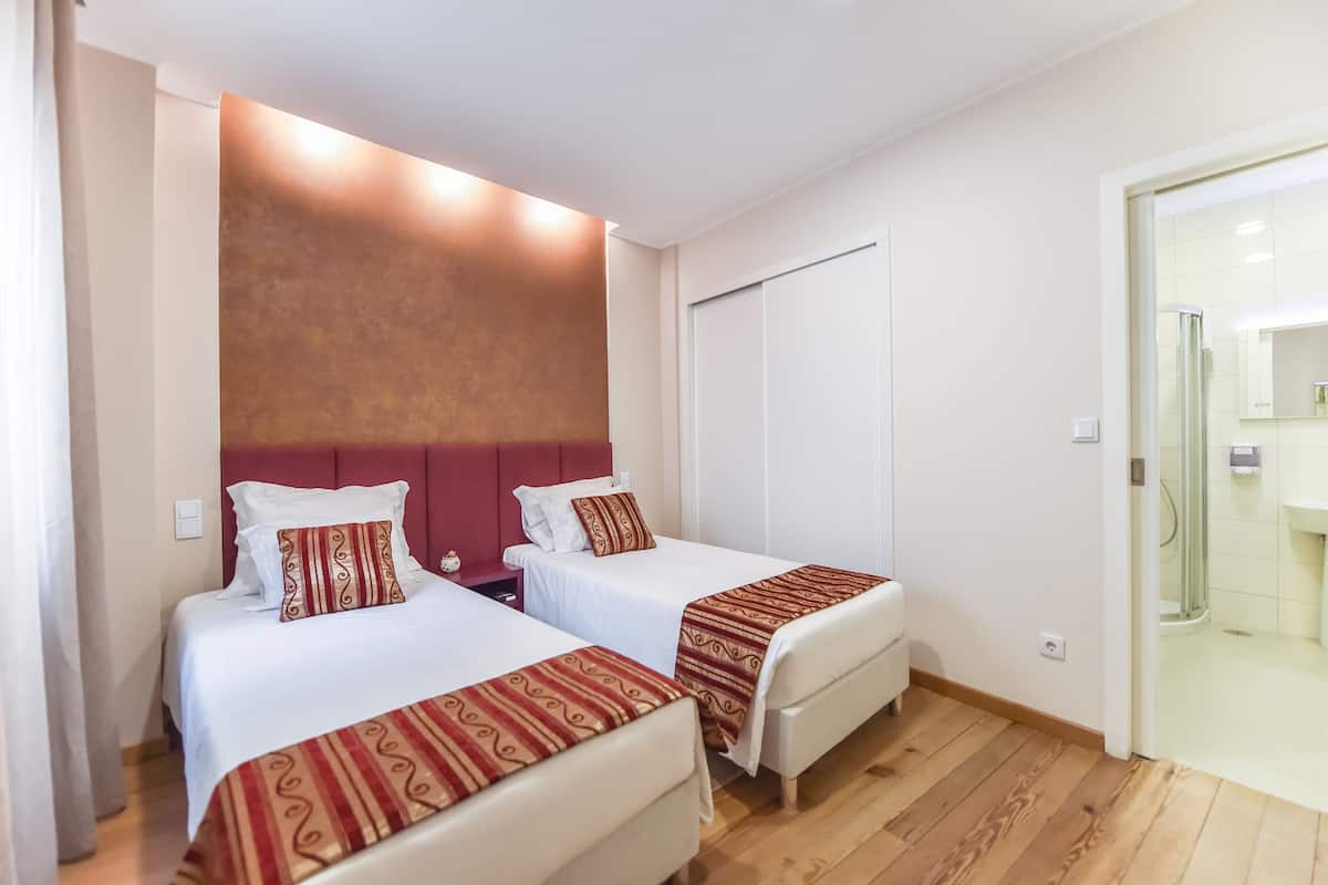 Basic Twin Room, City View | Dihias secara berasingan, langsir/tirai gelap terus
