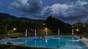 Seasonal outdoor pool, open 9:00 AM to 7:00 PM, pool loungers