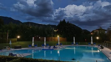 Piscina stagionale all'aperto, lettini