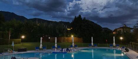 Außenpool (je nach Saison geöffnet), Liegestühle