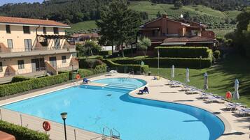 Alberca al aire libre por temporada y camastros