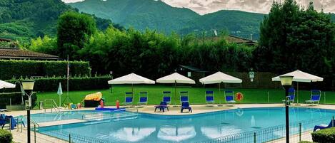 Außenpool (je nach Saison geöffnet), Liegestühle