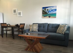 Een televisie en boeken