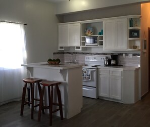 ثلاجة، ميكروويف، فرن، موقد طهي مسطح