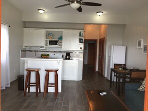 ثلاجة، ميكروويف، فرن، موقد طهي مسطح