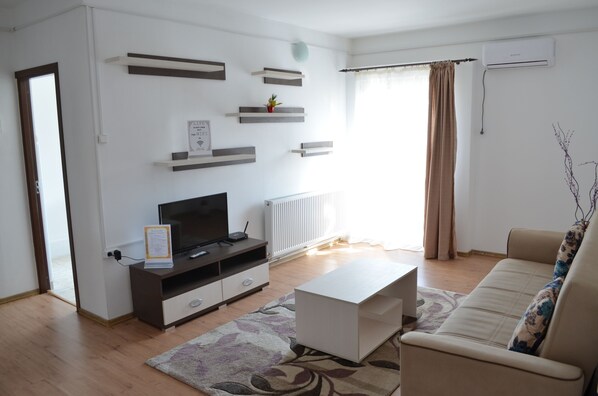 Appartement Signature, 1 chambre | Salle de séjour | Télévision à écran plat