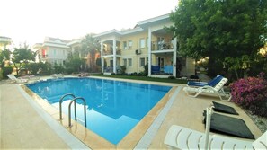 Outdoor pool, pool umbrellas, sun loungers - Baris Apart Two Bedrooms (Fethiye)