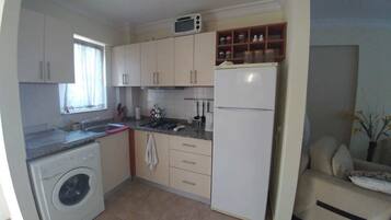 Apartment, 2 Bedrooms, Non Smoking | Dapur peribadi | Peti sejuk/penyejuk beku saiz penuh, ketuhar, dapur, cerek elektrik