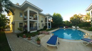 Outdoor pool, pool umbrellas, sun loungers - Baris Apart Two Bedrooms (Fethiye)
