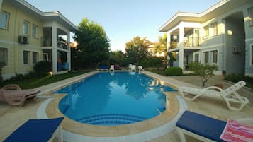 Kolam renang terbuka, payung kolam, kerusi lepak pantai