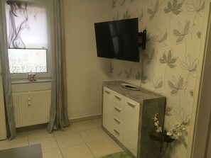 Departamento de diseñador | Área de sala de estar | Televisión de pantalla plana de 40 pulgadas con canales vía satélite
