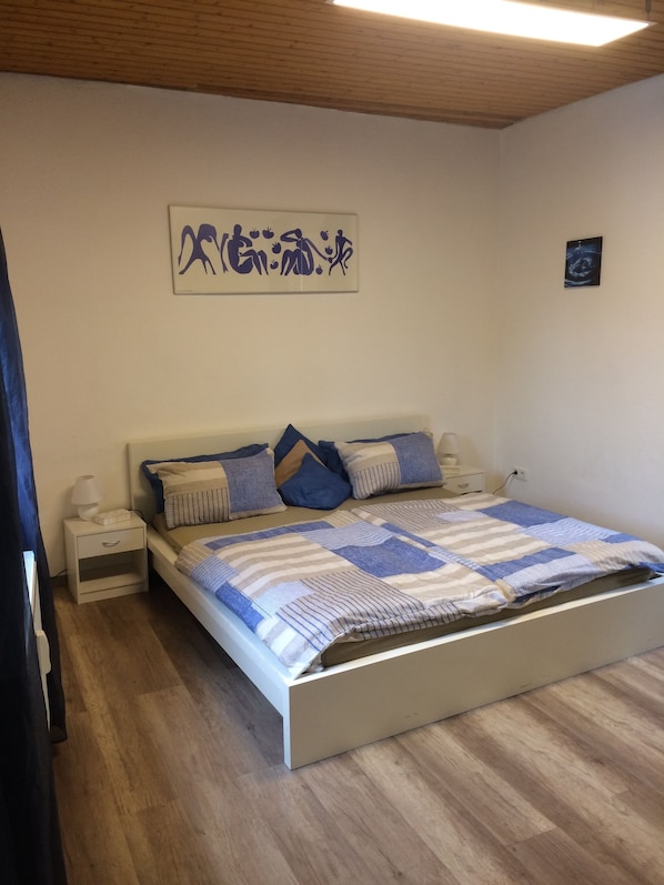 Departamento clásico, para fumadores | Muebles diferentes, tabla de planchar con plancha y cunas gratuitas