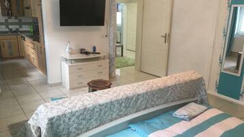 Design-Apartment | Wohnbereich | 40-Zoll-Flachbildfernseher mit Satellitenempfang, Fernseher