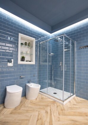Apartment, 3 Bedrooms | Bathroom | Shower, rainfall showerhead, free toiletries, hair dryer