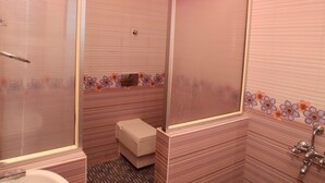 Exclusive Suite, 1 King Bed, Smoking | Bathroom | Towels - jjresidency (Uthamapalayam)