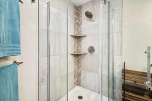 Dusche, Haartrockner, Handtücher