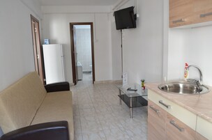City Apartment, 1 Bedroom | Private kitchen | Full-size fridge, oven, stovetop, electric kettle