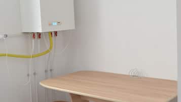 City appartement, 1 slaapkamer | Privékeuken | Een koelkast met diepvriezer, een oven, een kookplaat, een waterkoker